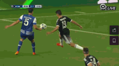 在比赛的补时阶段,波尔图球员在禁区内有明显的主动手球嫌疑,但是裁判