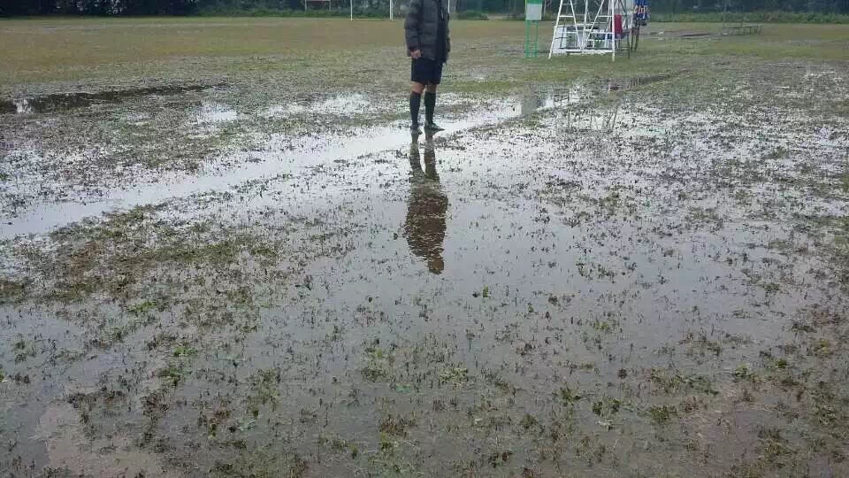 痛心！全国U13比赛场地泥泞不堪