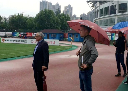 专注!马加特观战鲁能预备队比赛 一度忘记打伞