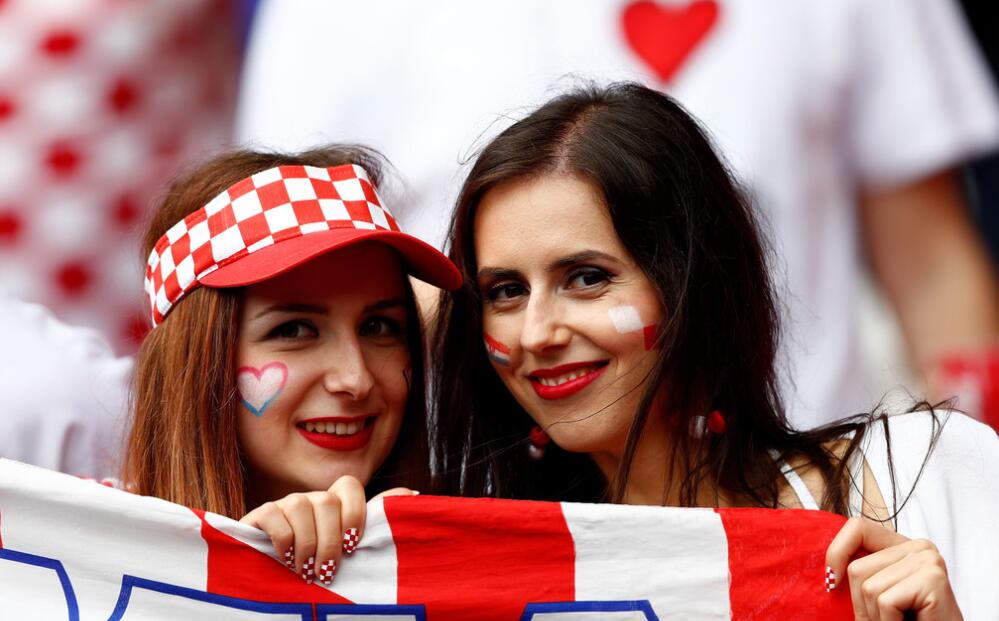 GIF-欧洲杯看台上各国女球迷 足球魅力的另一面