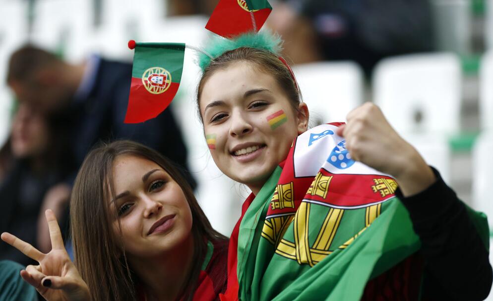 GIF-欧洲杯看台上各国女球迷 足球魅力的另一面