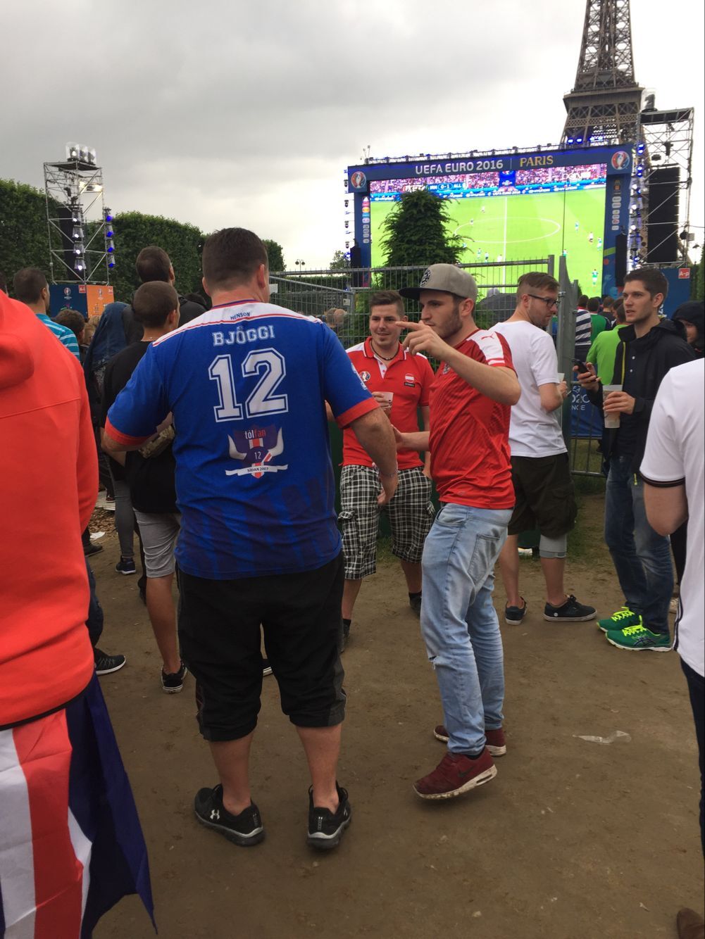 直播吧在现场:奥地利球迷承包战神广场-直播吧