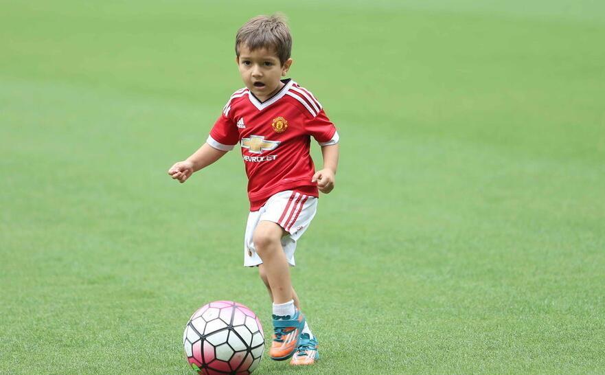 萌萌哒!孔卡儿子本杰明穿曼联球衣踢球-直播吧