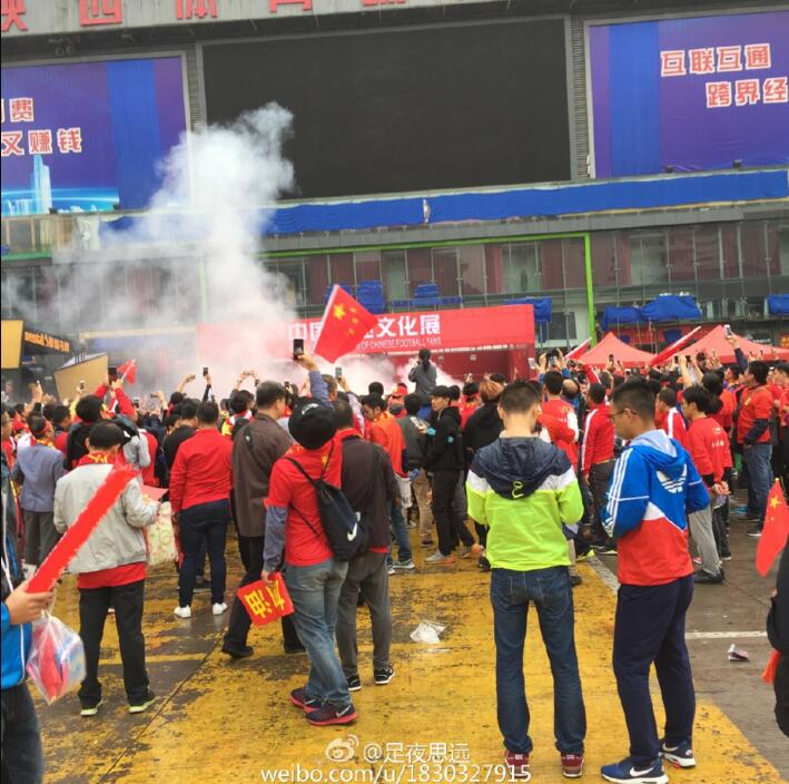 球迷已在圣朱雀体育场集结造势 静待今晚大战来临