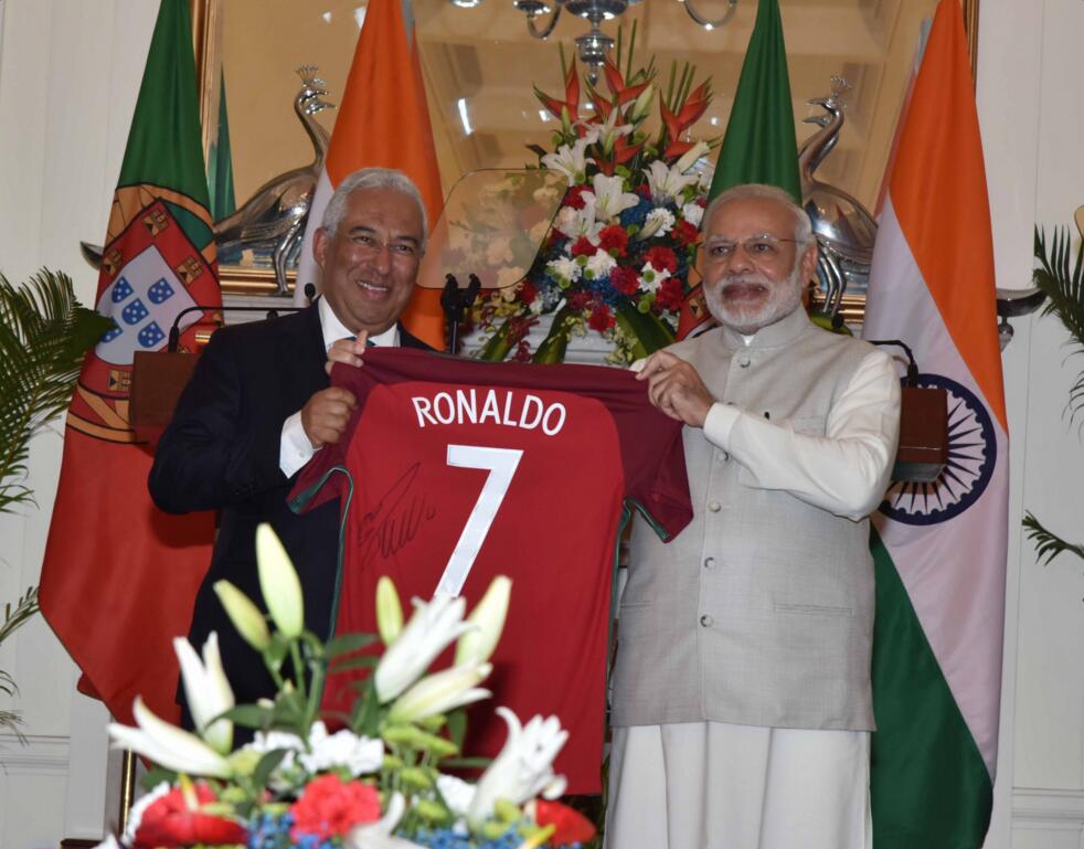 葡萄牙国家名片!印度总理莫迪晒C罗签名球衣