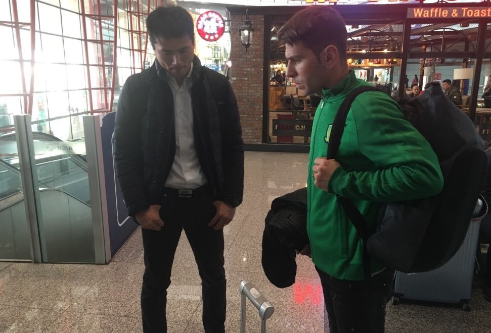 国安新援索里亚诺抵京 体育总监邵佳一机场迎