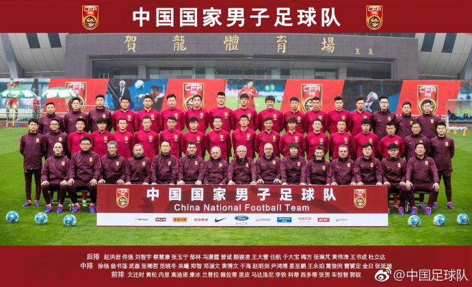 正在长沙集训的中国男足在贺龙体育场拍摄了新一期的全家福照