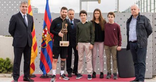 官方:梅西领取巴萨上赛季最佳球员奖