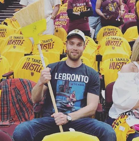 骑士球迷身着LebrontoT恤&手持扫帚为球队