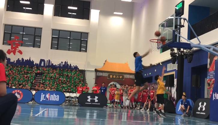 加入去TMD篮球梦俱乐部 库兹马无情封盖小