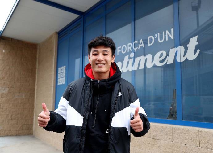 帅气!武磊已抵达俱乐部与教练、队友见面