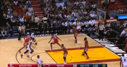 热火当家球星韦德本场比赛依旧是球队主心骨,在上半场落后19分的情况