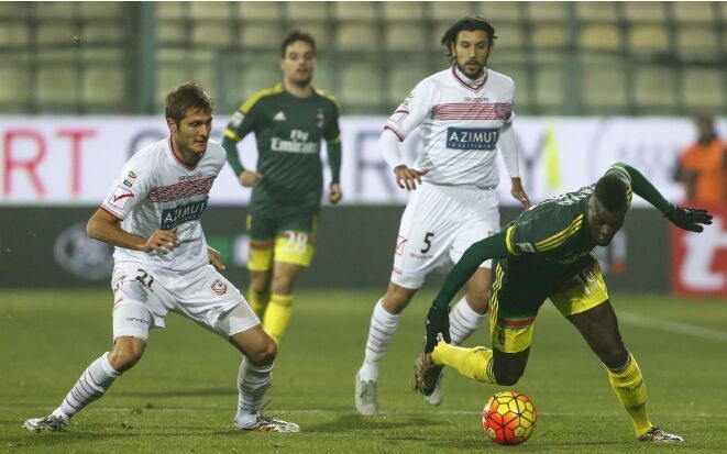 意甲-尼昂巴卡低迷 米兰0-0客平卡尔皮