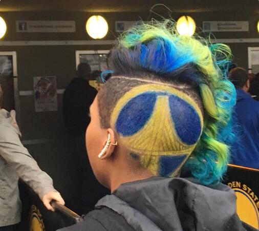 强强对决之夜,勇士球迷发型闪瞎眼