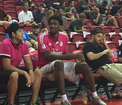 皇马球迷?恩比德身穿皇马球衣观看夏季联赛-直