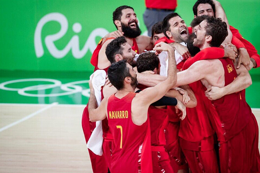 西班牙男篮球员喜获铜牌:为团队而骄傲