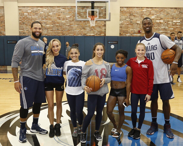 巴恩斯、德隆和美国体操队美女合影