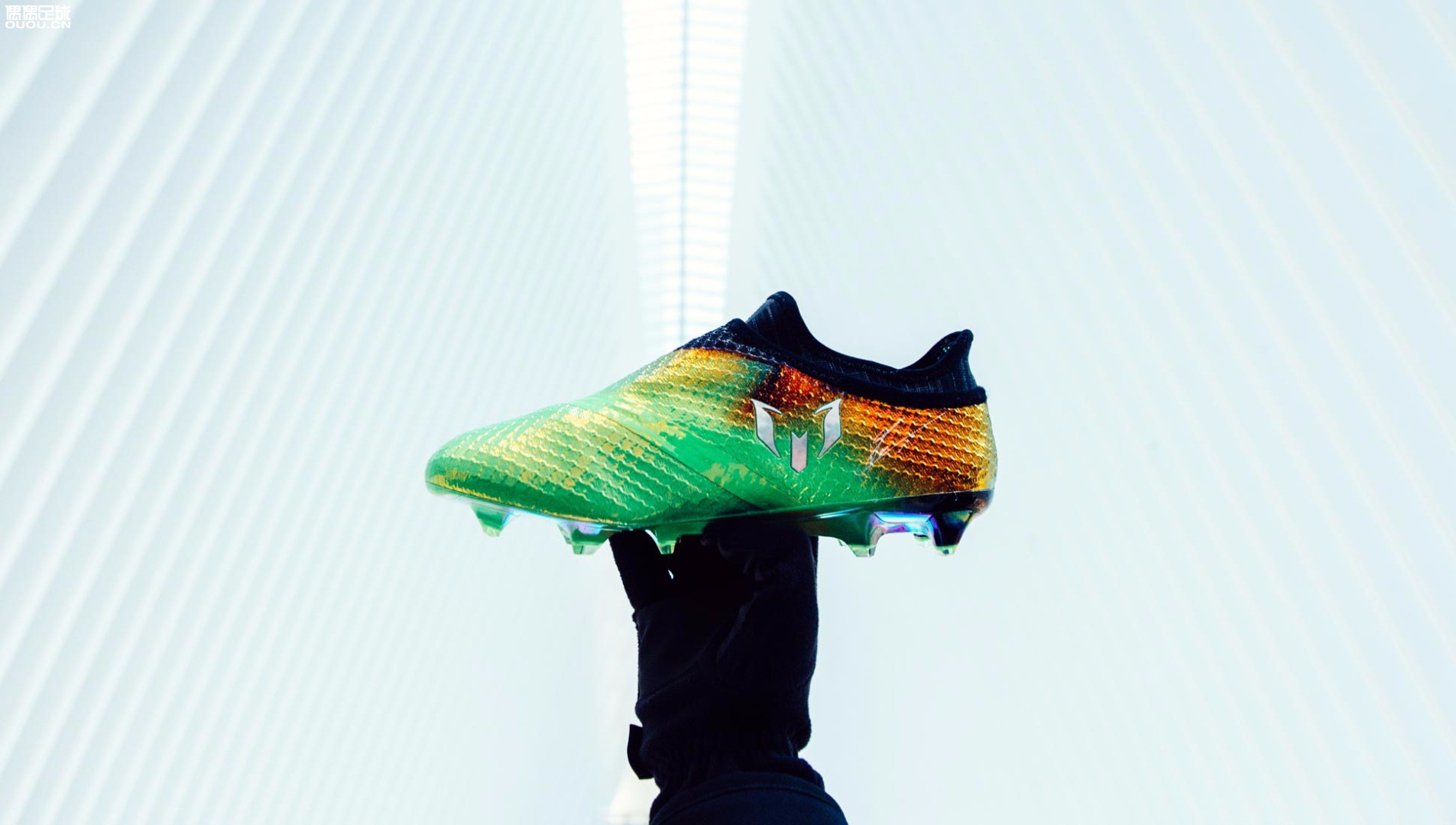近距离欣赏阿迪达斯Messi16 10/10超限量足球鞋