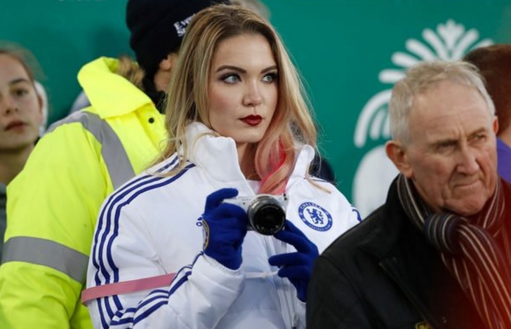 切尔西女球迷：曾穿蓝军外套看阿森纳比赛，有人想亲我有人不高兴
