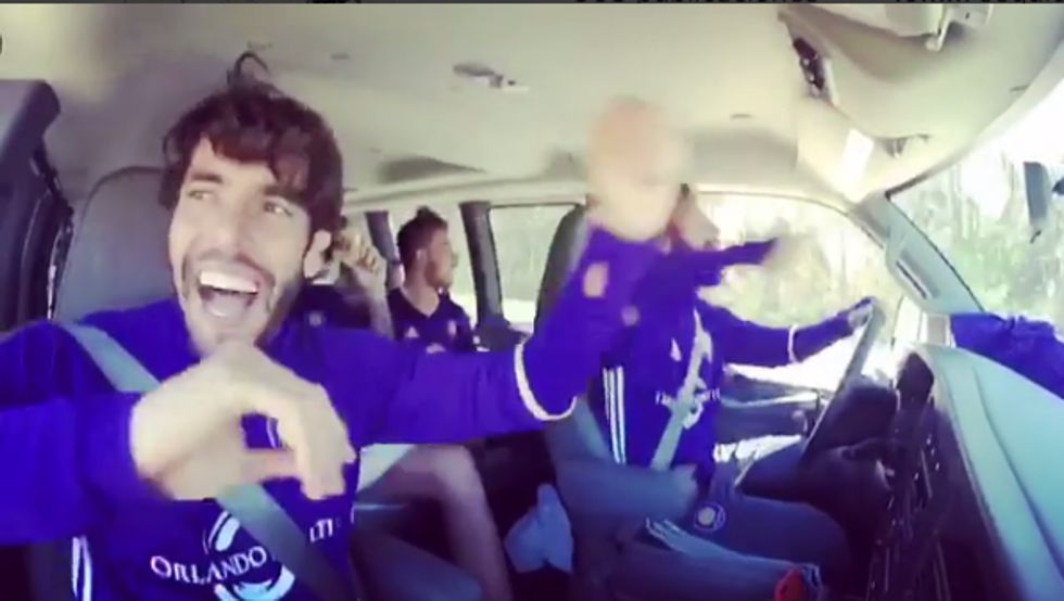 嗨起来！卡卡发布与队友在车内唱歌视频
