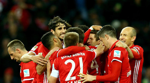 小李获赠玫德国足球甲级联赛瑰金人 莱昂纳多摇身变网红