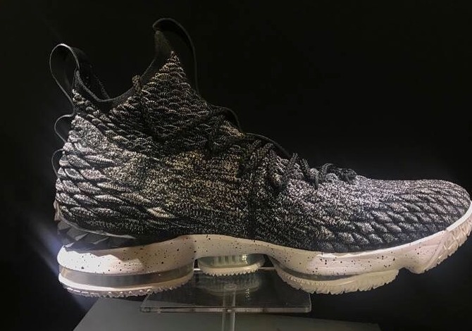 虽然如今还是lebron 14和战士11的宣传周期,不过在此前詹姆斯已经穿著