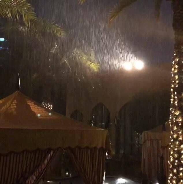 邮报：曼联抵达迪拜遭遇瓢泼大雨