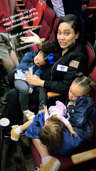 库嫂晒照:不敢相信女儿们在比赛中睡着了