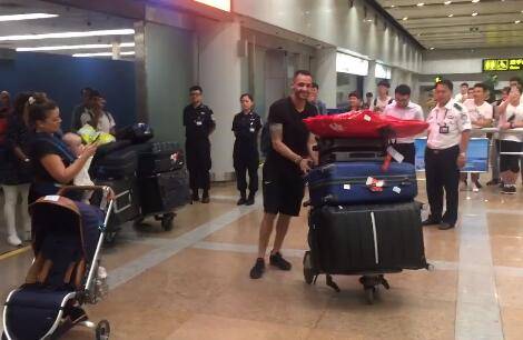 奥古斯托今天凌晨抵达北京 国安球迷自发前往接机