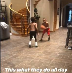 小托马斯晒出两儿子打篮球一对一视频