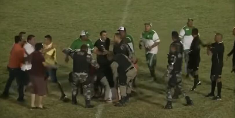 巴西赛场球员袭击裁判引发骚乱，警方出动