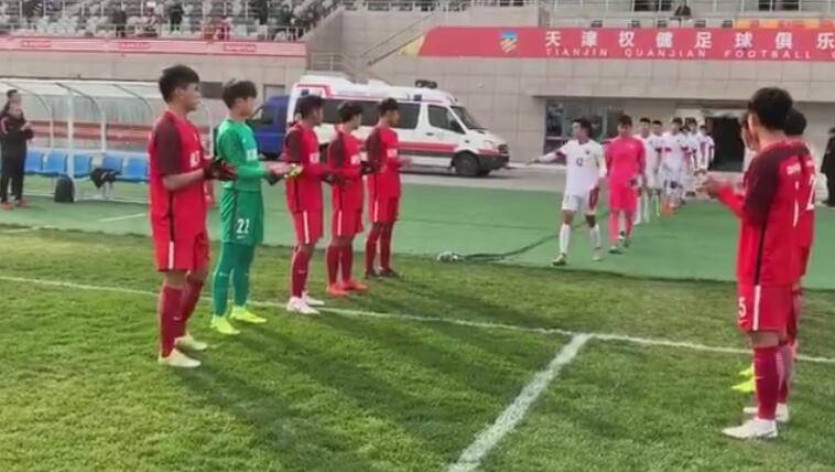 向青超冠军致敬！权健U19 球员列队欢迎上港U19