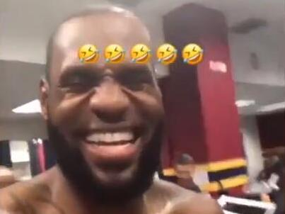 基情四射!老詹吐槽韦德:我的发际线长不出来