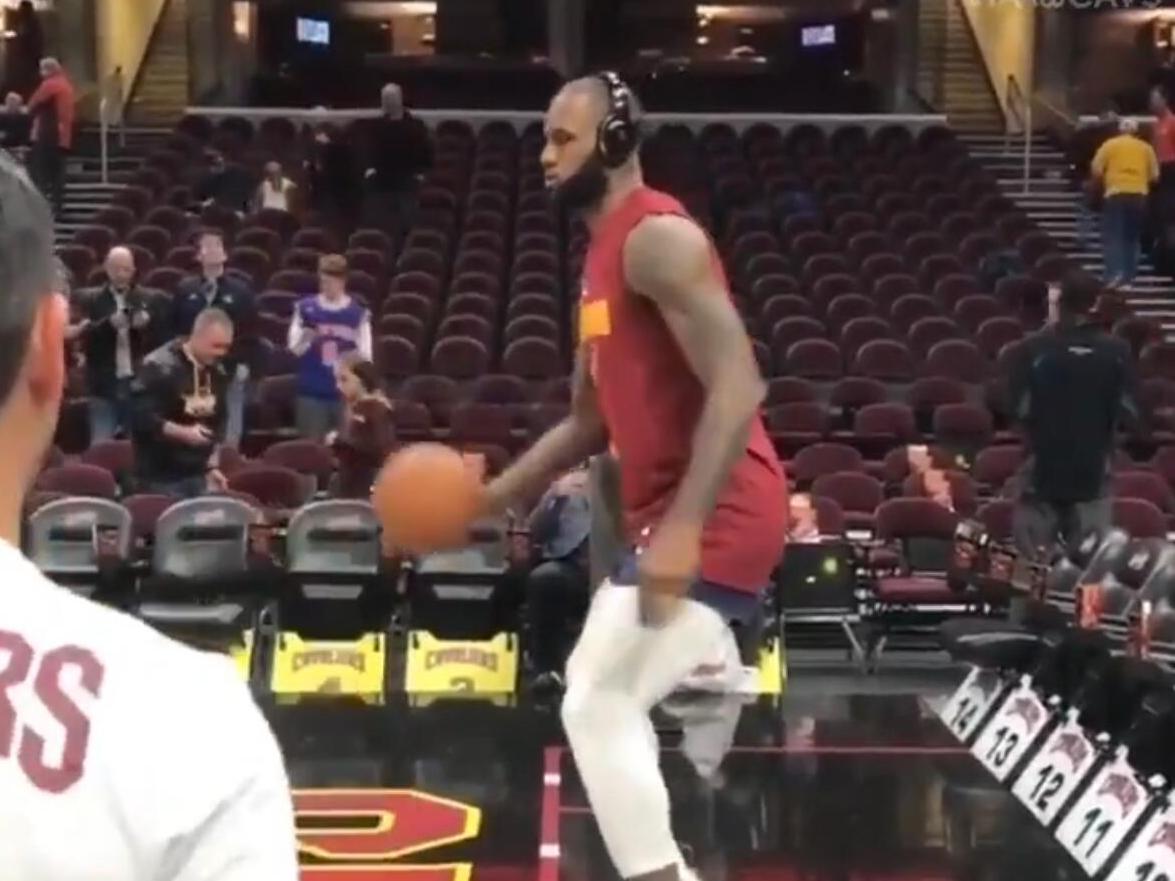 诠释老哥稳!詹姆斯脚踩平衡球魔鬼特训-直播