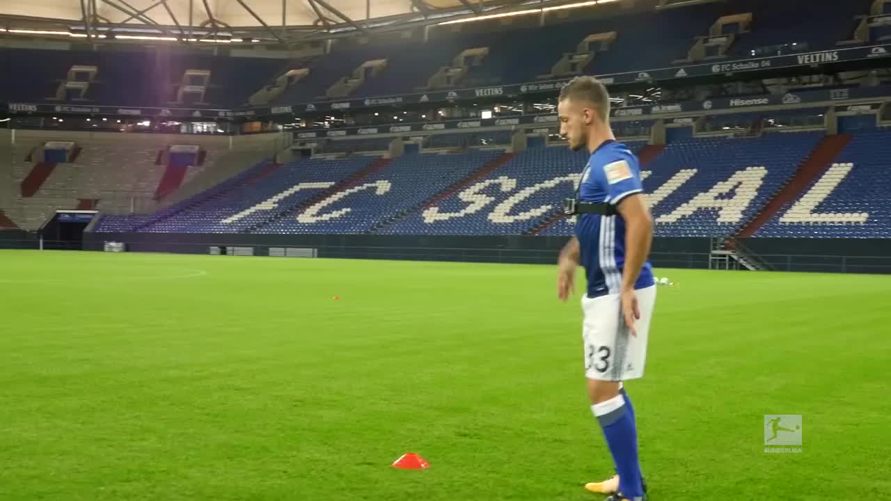 插花脚破门太风骚!沙尔克fifa18游戏任意球大挑