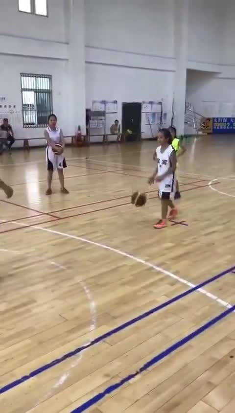 最近很火的小女孩打篮球视频 210319_01173519975.jpg
