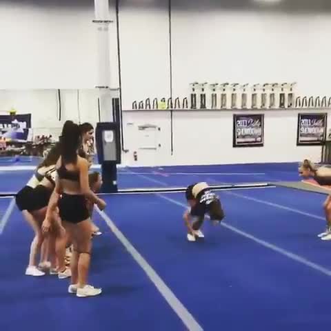 在下服!女子原地起跳后空翻360度