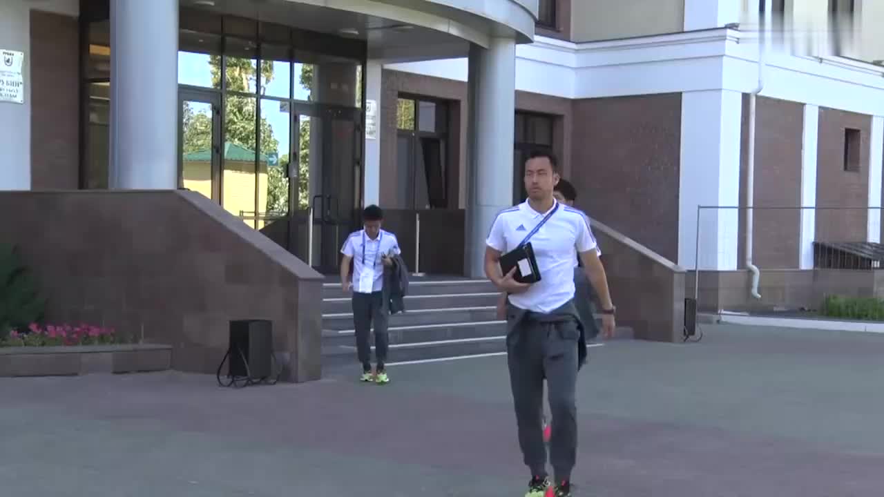 干巴嘚!当地工作人员用日语为日本队加油打气