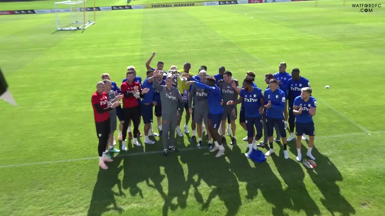 下一个莱斯特城奇迹?沃特福德球员庆祝主教练