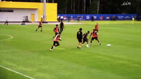 不应该!德布劳内训练中暴力铲翻贾努扎伊