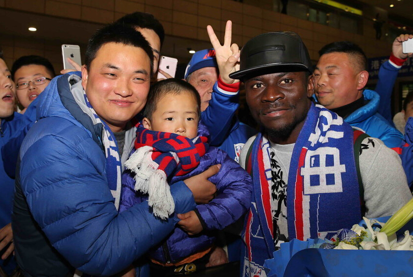 申花外援马丁斯抵达上海 手举申花必胜横幅-直