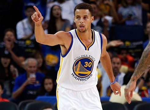 库里原本打算出战 没带西服只能在更衣室观战