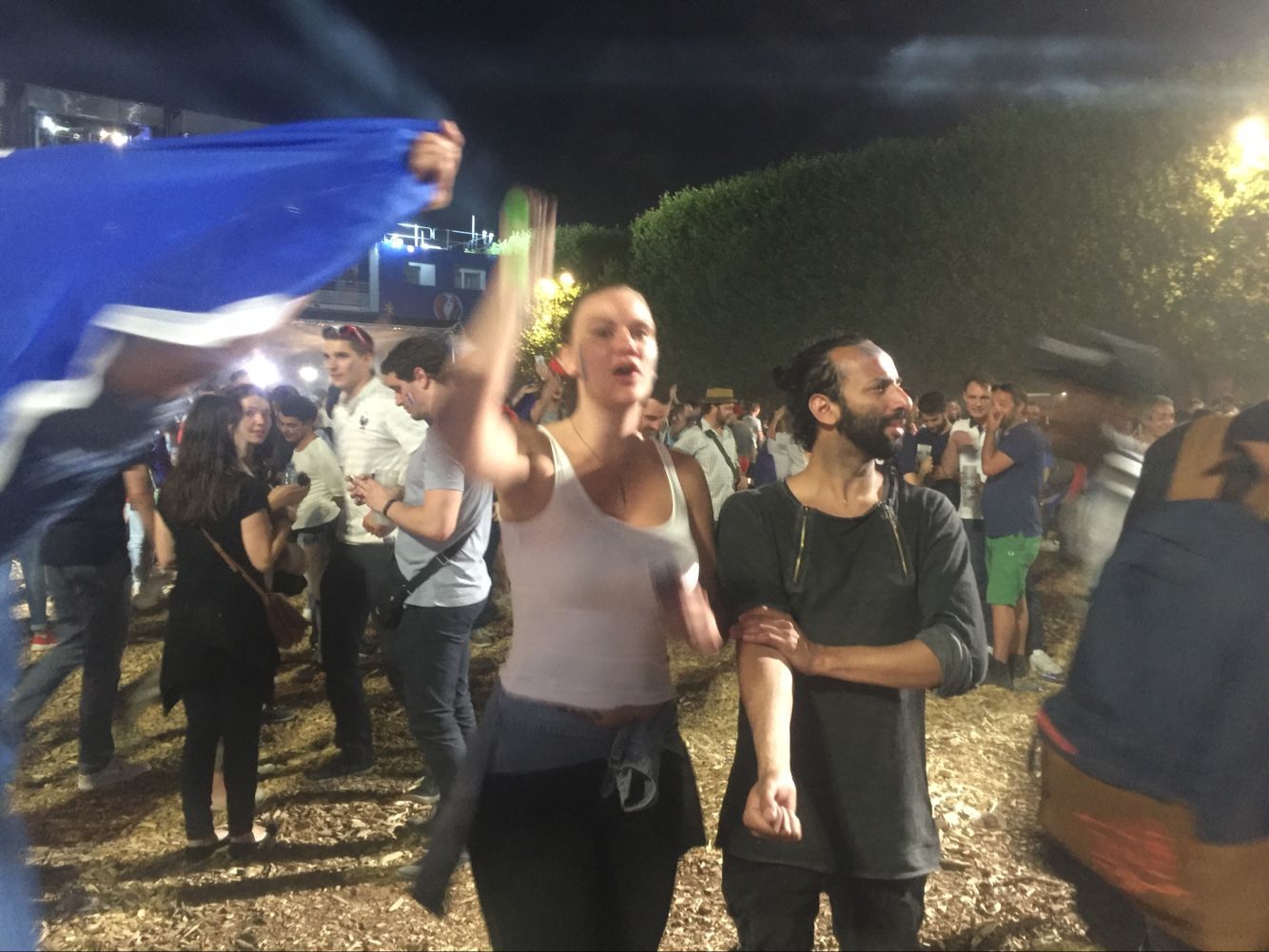 直播吧在现场:美女如云 法国球迷收复巴黎-直播