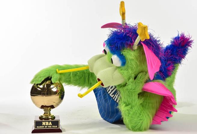 北京时间8月4日,nba官方宣布,奥兰多魔术队吉祥物stuff当选nba年度