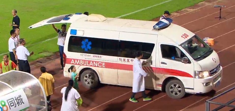 中甲梅州队球员欧阳雪遭遇断腿惨剧