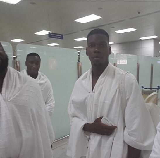 低调沉稳!博格巴前往沙特参加斋月活动-直播吧