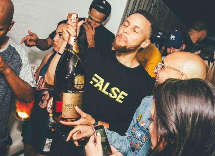 勇士夺冠后前往夜店庆祝 喝掉80瓶酩悦香槟-直