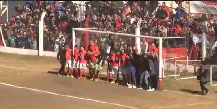 好玩!门线上站满人仍未阻挡迪巴拉任意球破门