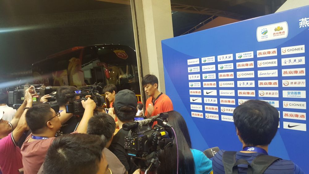 直播吧在现场:上港队史首胜恒大收获信心