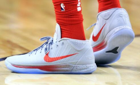 德罗赞多年合同续约Nike 新赛季穿科比签名鞋